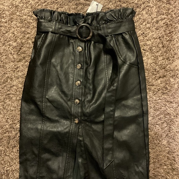 1. NWT Boohoo Black faux leather midi skirt with button detail and belt SZ 2 - Picture 5 of 7